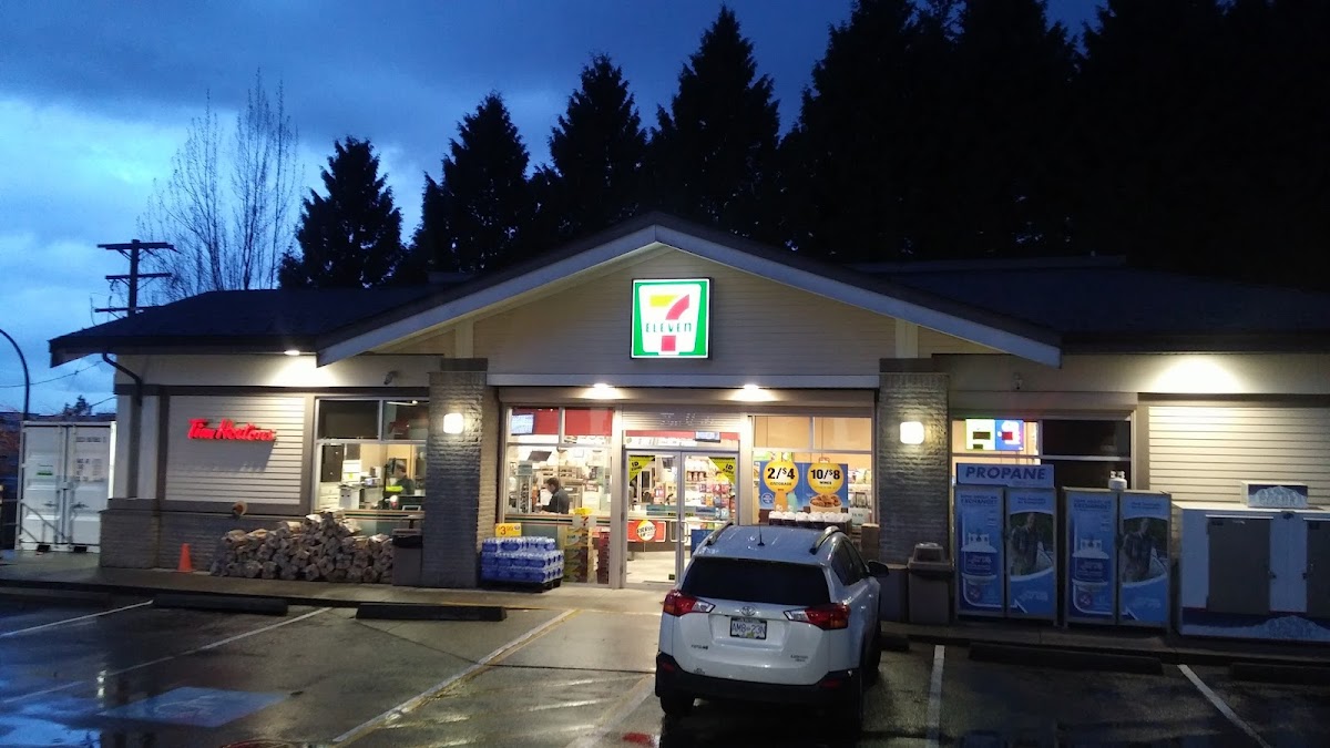 7-Eleven 106 W Queens St