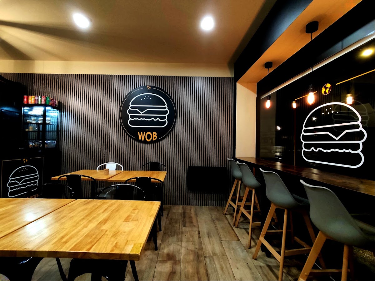 Beverly Hills Burger Bungalow - Avion