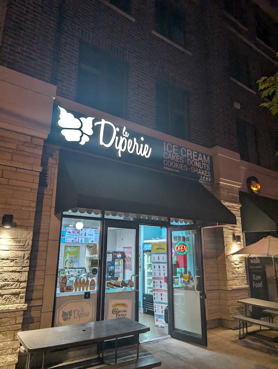 Cakes N Shakes 3590 Lake Shore Boulevard West