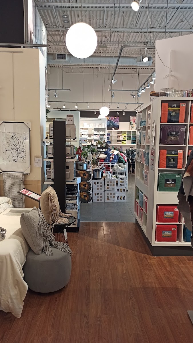 Linen Chest CARREFOUR DE LA RIVE-SUD, 584 Chemin de Touraine #103