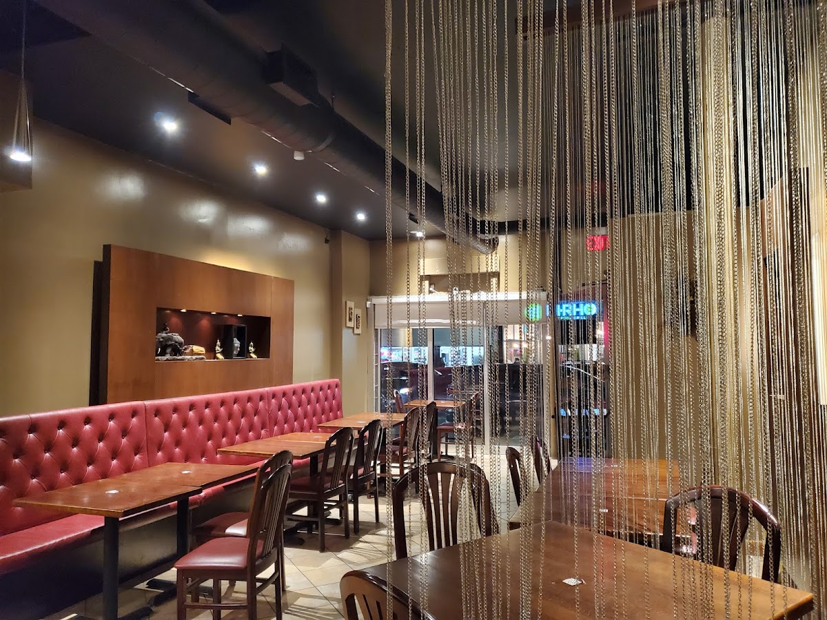 Mama Thai 2 331 Elgin St