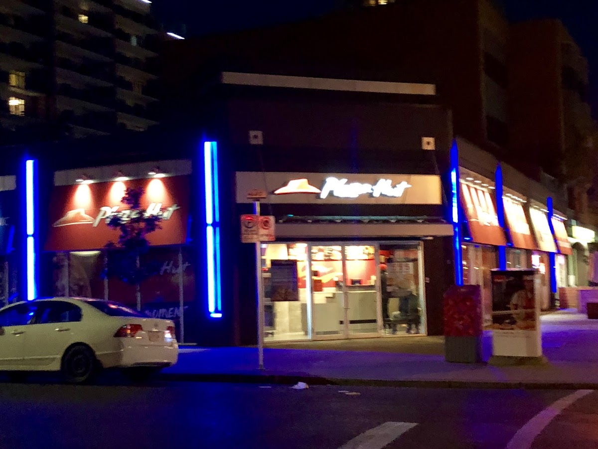 Pizza Hut 1062 - 17th Avenue SW