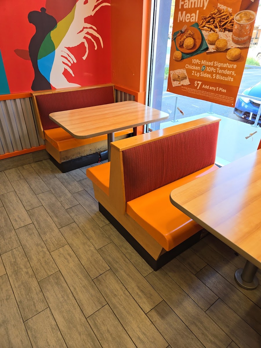 Popeyes Louisana Kitchen 690 Bank St