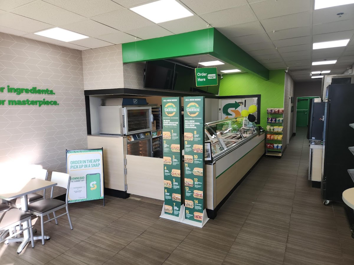 Subway 711-5005 Dalhousie Dr Nw