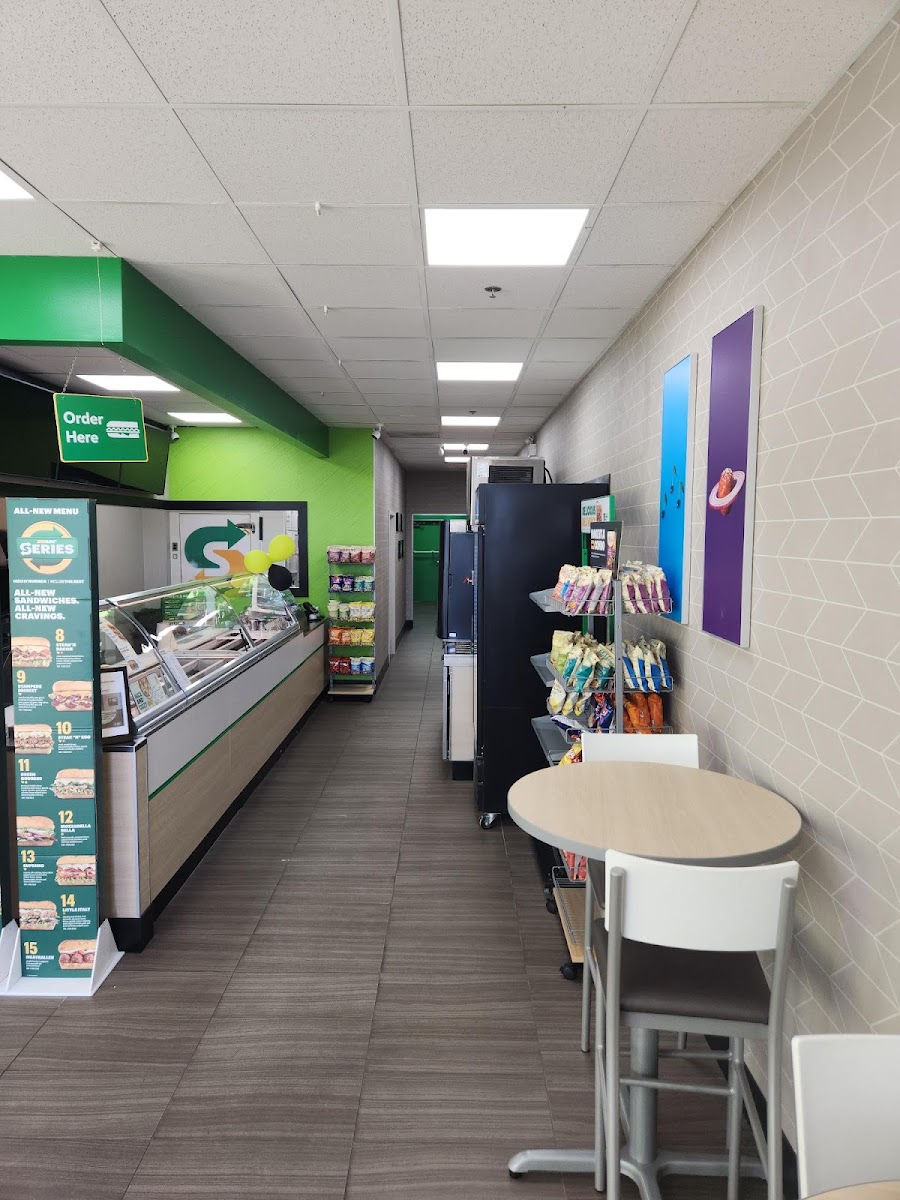 Subway 711-5005 Dalhousie Dr Nw